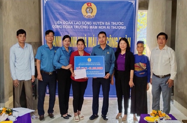 Hỗ trợ 40 triệu đồng làm nhà “Mái ấm Công đoàn” từ Quỹ hỗ trợ đoàn viên, CNVCLĐ Công đoàn Thanh Hóa cho đoàn viên Phạm Thị Thủy – Công đoàn Trường Mầm non Ái Thượng, huyện Bá Thước.