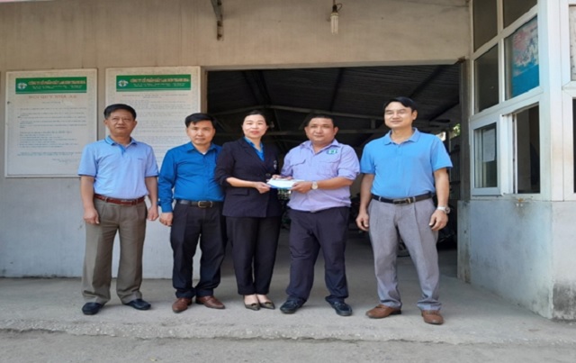 Trao hỗ trợ gương sáng đoàn viên vươn lên vượt khó trong tác phẩm “Vòng tay Công đoàn”