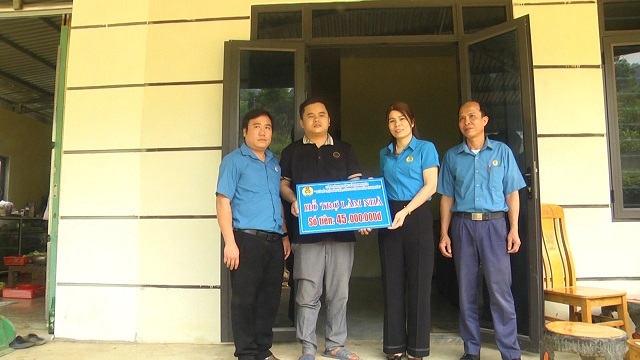 Công nhân viên chức huyện Lang Chánh chung tay xây dựng nông thôn mới