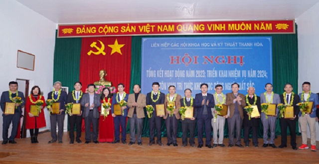 03 Đoàn viên công đoàn Trường Đại học Hồng Đức được tuyên dương trí thức KH&amp;CN xuất sắc năm 2023