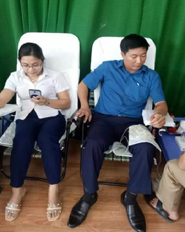 Cả gia đình đoàn viên công đoàn tham gia hiến máu tình nguyện