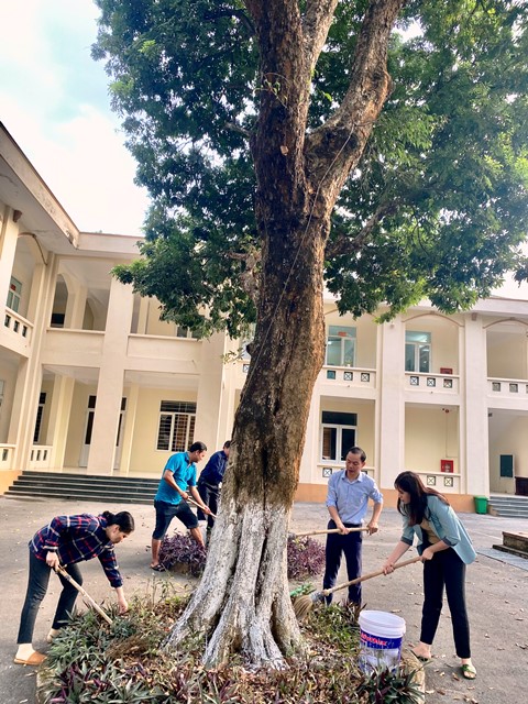 Công đoàn Dân Đảng huyện Ngọc Lặc tích cực tham gia phong trào chỉnh trang khuôn viên trụ sở và công tác dọn vệ sinh môi trường