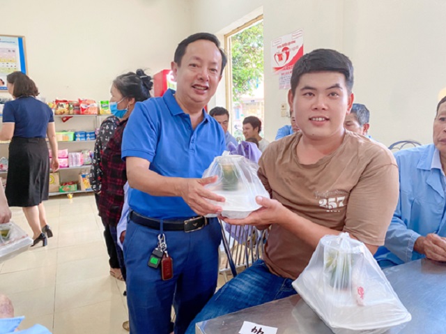 Bệnh viện Nhi Thanh Hóa: Ấm lòng tình thương với Chương trình “Dĩa cơm trên tường”.