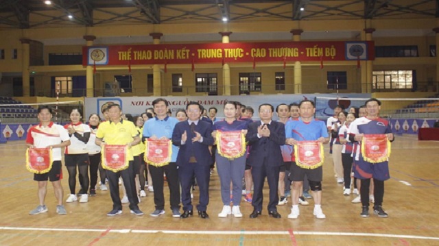Công đoàn cơ quan Thành uỷ, cơ quan chính quyền, MTTQ và các đoàn thể thành phố Sầm Sơn: tổ chức giải bóng chuyền hơi nam, nữ phối hợp lần thứ nhất