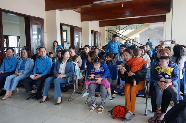 Chuyến tàu đầy nghĩa tình với công nhân lao động