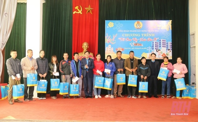 Chiều 12/1, công đoàn ngành xây dựng Thanh Hóa đã tổ chức chương trình “Tết sum vầy - Xuân chia sẻ” năm 2024 cho đoàn viên, người lao động (NLĐ).