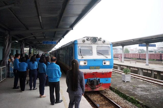 Cán bộ công đoàn đón công nhân về quê ăn Tết