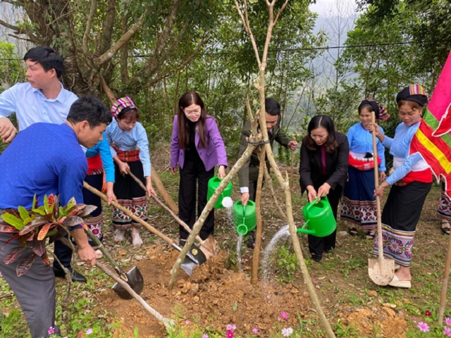 Công nhân viên chức lao động huyện Như Xuân tham gia “Tết trồng cây đời đời nhớ ơn Bác Hồ” xuân Giáp Thìn năm 2024.