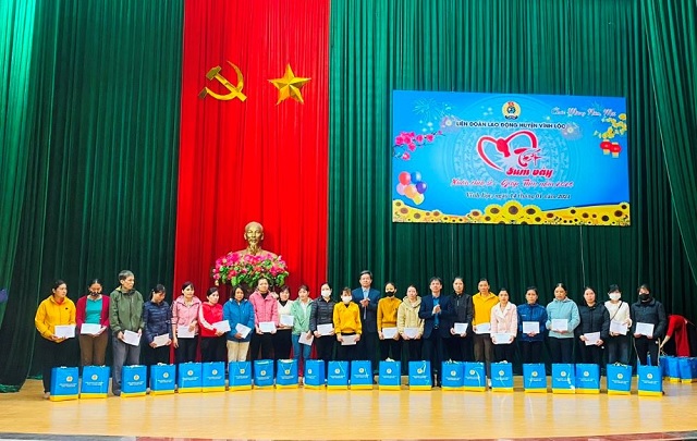 Trao hàng trăm nghìn suất quà đến người lao động dịp Tết Giáp Thìn 2024
