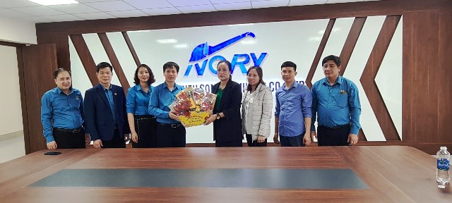 Lãnh đạo Liên đoàn lao động tỉnh thăm, tặng quà cho doanh nghiệp và người lao động huyện Triệu Sơn, nhân dịp Tết Nguyên đán Giáp Thìn năm 2024