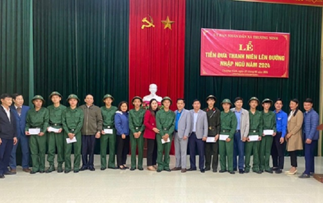 Các cấp Công đoàn huyện Như Xuân động viên tân binh nhập ngũ 1.jpg