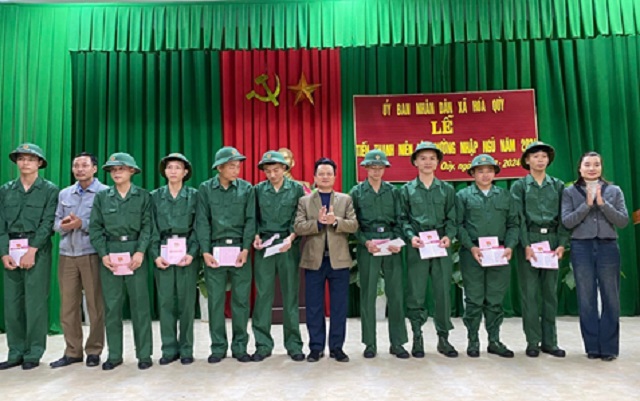 Các cấp Công đoàn huyện Như Xuân động viên tân binh nhập ngũ 2.jpg