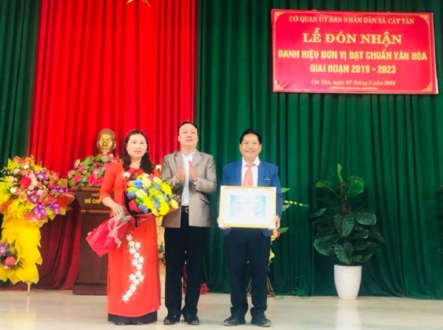Cơ quan xã Cát Tân (Như Xuân) tổ chức Lễ đón nhận danh hiệu Đơn vị đạt chuẩn văn hóa giai đoạn 2019-2023 2.jpg