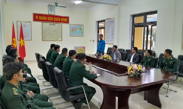 Công đoàn ngành Xây dựng - Sở Xây dựng Thanh Hoá tặng quà Tết cho chiến sỹ Đồn Biên phòng Hiền Kiệt và người có công, gia đình chính sách, hộ có hoàn cảnh khó khăn thị trấn Mường Lát