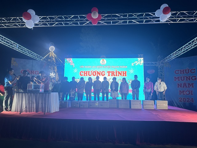 Liên đoàn Lao động huyện Thạch Thành tổ chức chương trình Tết sum vầy – Xuân chia sẻ năm 2024