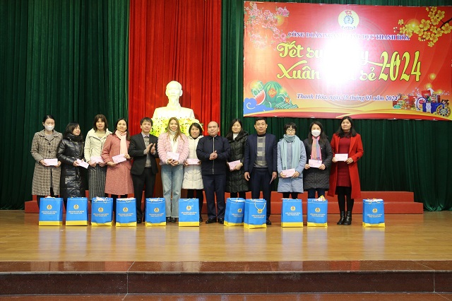 Những suất quà Tết ý nghĩa từ Chương trình “ Tết sum vầy-Xuân chia sẻ” đến với nhà giáo, người lao động Công đoàn ngành Giáo dục