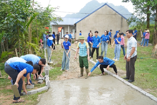 Công đoàn và Đoàn Thanh niên cơ quan UBND huyện tham gia tình nguyện giúp dân làm đường giao thông tại thôn Tân Hùng, xã Thanh Phong 1.jpg