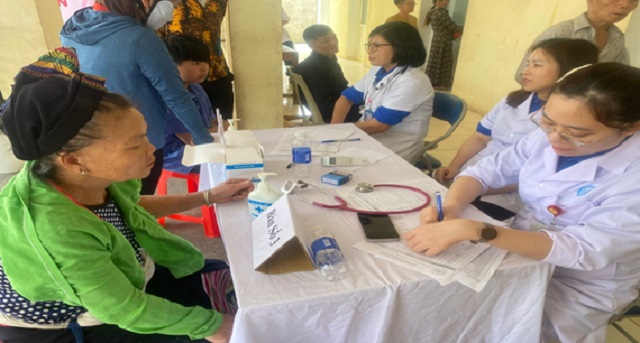 LĐLĐ huyện phối hợp tổ chức chương trình tình nguyện khám bệnh, tư vấn sức khỏe, phát thuốc miễn phí 1.jpg