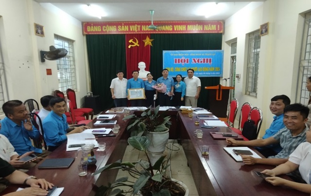 Cơ quan UBND xã Thạch Lập huyện Ngọc Lặc đón Bằng công nhận cơ quan đạt chuẩn văn hóa giai đoạn 05 năm 2019 - 2023.