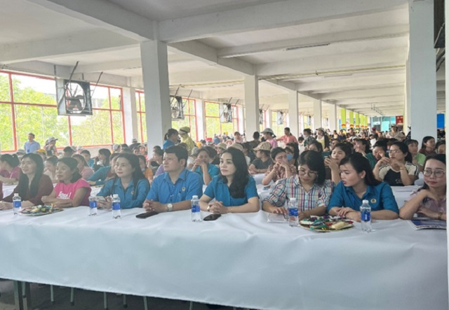 Hội nghị tuyên truyền nâng cao văn hóa ứng xử tại nơi làm việc_ sinh hoạt câu lạc bộ “Sách và Công nhân lao động” 2.jpg