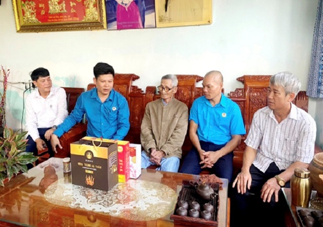 LĐLĐ huyện Hậu Lộc thăm hỏi, tặng quà tri ân các chiến sĩ Điện Biên tham gia chiến dịch Điện Biên Phủ.
