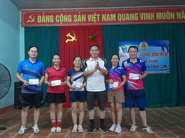 Các CĐCS thuộc xã Thúy Sơn, huyện Ngọc Lặc tổ chức giao lưu bóng chuyền hơi