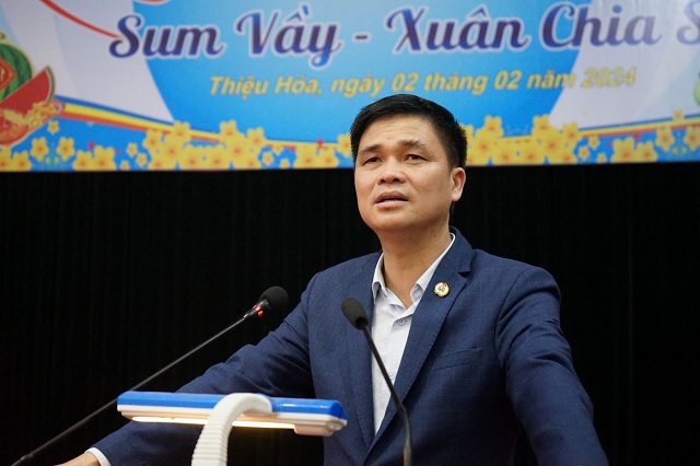 Phó Chủ tịch Tổng Liên đoàn Lao động Việt Nam Ngọ Duy Hiểu trao quà cho người lao động tại Thanh Hóa