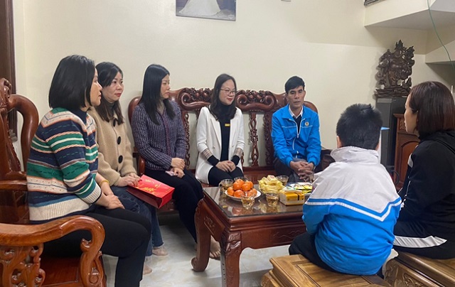 Công đoàn Viên chức tỉnh Thanh Hóa trao quà cho đoàn viên có hoàn cảnh khó khăn nhân dịp Tết Giáp thìn, nằm 2024