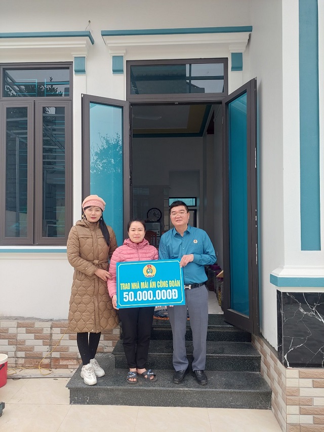 Trao kinh phí hỗ trợ xây nhà Mái ấm Công đoàn cho đoàn viên có hoàn cảnh khó khăn