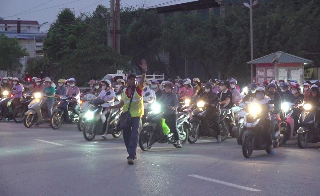 Người đàn ông làm việc thiện, giúp hàng chục nghìn công nhân về nhà an toàn
