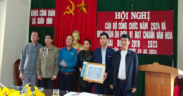 CĐCS xã Xuân Bình (Như Xuân) tổ chức Hội nghị cán bộ, công chức, người lao động năm 2024 và đón nhận Cơ quan đơn vị đạt chuẩn văn hóa giai đoạn 2019 - 2023.