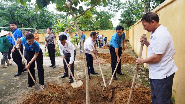 Lãnh đạo tỉnh và huyện trồng cây hưởng ứng buổi lễ.jpg