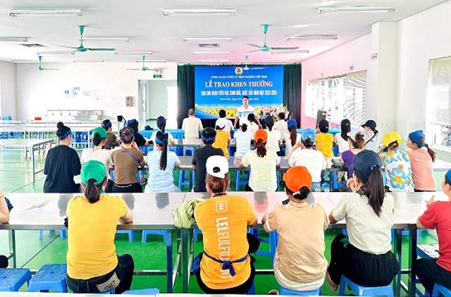 Công đoàn công ty TNHH Sakurai Việt Nam trao quà khen thưởng cho con của đoàn viên có thành tích cao trong học tập