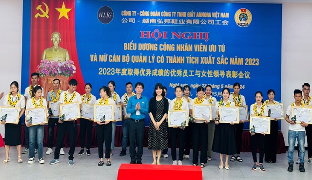 Tôn vinh công nhân ưu tú - Cán bộ quản lý Nữ có thành tích xuất sắc tại doanh nghiệp có đông công nhân lao động nhất toàn tỉnh.