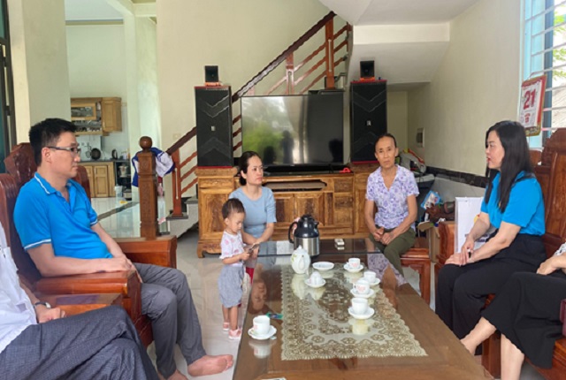Công đoàn Viên chức tỉnh Thanh Hóa thăm và trao quà cho đoàn viên mắc bệnh hiểm nghèo