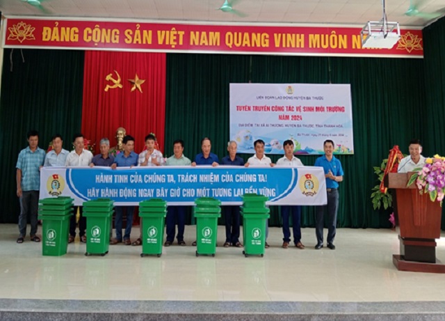 Sáng ngày 21/06/2024, Liên đoàn Lao động huyện Bá Thước Tổ chức Tuyên truyền công tác vệ sinh môi trường năm 2024