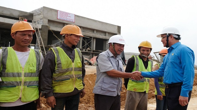 Phát huy tinh thần vượt nắng thắng mưa, thi đua lao động trên công trường đường dây 500kV mạch 3 Phát huy tinh thần vượt nắng thắng mưa, thi đua lao động trên công trường đường dây 500kV mạch 3