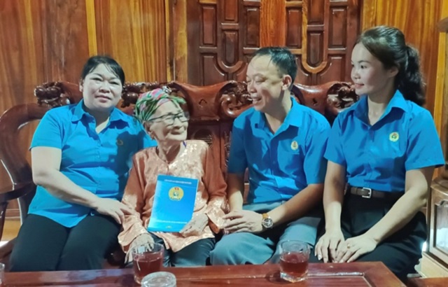 LĐLĐ huyện Như Xuân thăm và tặng quà Mẹ Việt Nam Anh hùng và gia đình chính sách 1.jpg