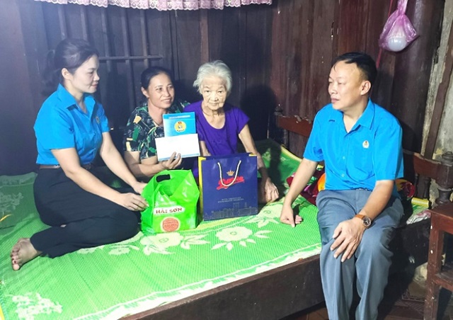 LĐLĐ huyện Như Xuân thăm và tặng quà Mẹ Việt Nam Anh hùng và gia đình chính sách 2.jpg