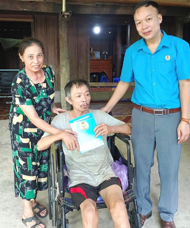 LĐLĐ huyện Như Xuân thăm và tặng quà Mẹ Việt Nam Anh hùng và gia đình chính sách 3.jpg