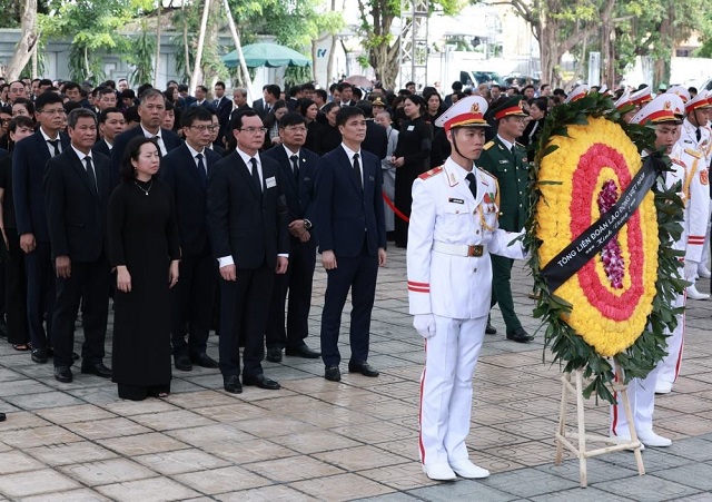 Đoàn Tổng Liên đoàn Lao động Việt Nam viếng Tổng Bí thư Nguyễn Phú Trọng 2.jpg
