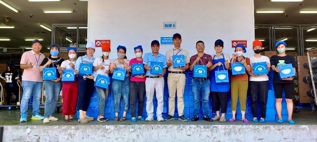 Phát quà cho đoàn viên nhân ngày thành lập Công đoàn Việt Nam 28/7