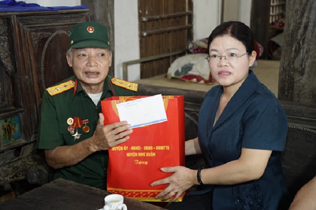 Công đoàn các cấp huyện Như Xuân thăm hỏi, tặng quà gia đình liệt sĩ nhân dịp kỷ niệm 77 năm ngày thương binh, liệt sỹ 1.jpg