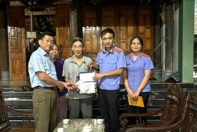 Công đoàn các cấp huyện Như Xuân thăm hỏi, tặng quà gia đình liệt sĩ nhân dịp kỷ niệm 77 năm ngày thương binh, liệt sỹ 3.jpg