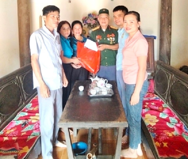 Công đoàn các cấp huyện Như Xuân thăm hỏi, tặng quà gia đình liệt sĩ nhân dịp kỷ niệm 77 năm ngày thương binh, liệt sỹ 4.jpg