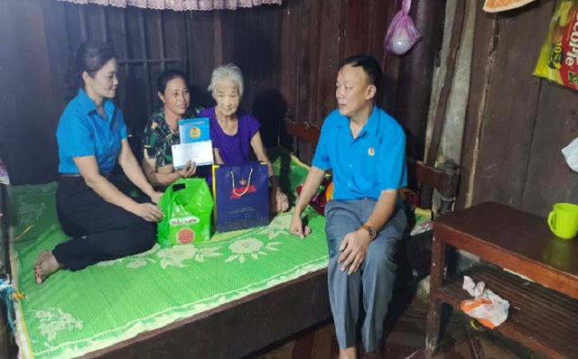 Công đoàn các cấp huyện Như Xuân thăm hỏi, tặng quà gia đình liệt sĩ nhân dịp kỷ niệm 77 năm ngày thương binh, liệt sỹ (27/7/1947 - 27/7/2024)
