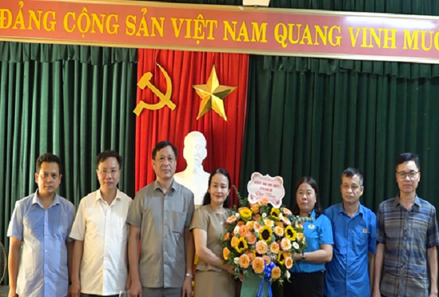 Các đồng chí Lãnh đạo huyện Quan Sơn chúc mừng Liên đoàn Lao động nhân kỷ niệm 95 ngày thành lập (28/7/1929-28/7/2024)
