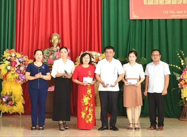 Công đoàn phối hợp với UBND và Hội khuyến học xã Cát Tân (Như Xuân) tổ chức gặp mặt biểu dương, khen thưởng giáo viên và các em học sinh giỏi, xuất sắc năm 2023 - 2024  2.jpg