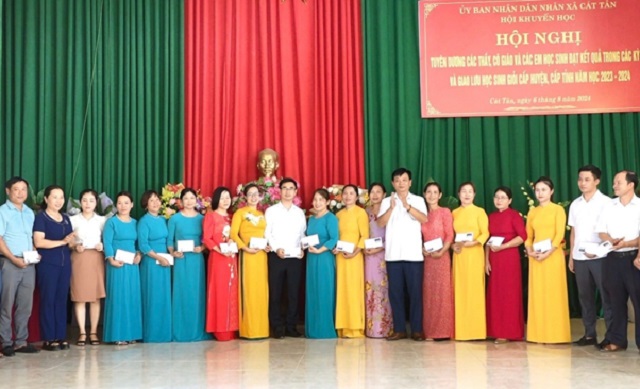 Công đoàn phối hợp với UBND và Hội khuyến học xã Cát Tân (Như Xuân) tổ chức gặp mặt biểu dương, khen thưởng giáo viên và các em học sinh giỏi, xuất sắc năm 2023 - 2024  3.jpg