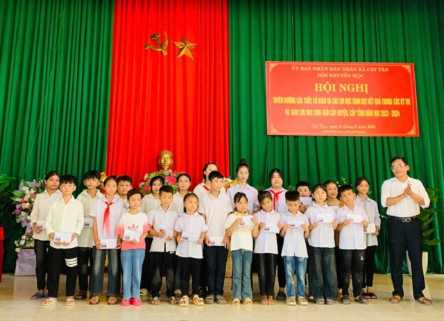 Công đoàn phối hợp với UBND và Hội khuyến học xã Cát Tân (Như Xuân) tổ chức gặp mặt biểu dương, khen thưởng giáo viên và các em học sinh giỏi, xuất sắc năm 2023 - 2024  4.jpg